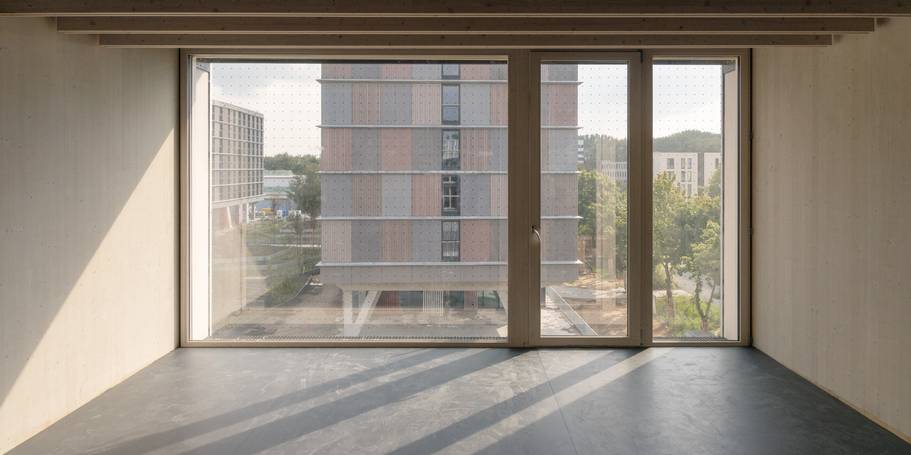 Lehrgebäude Pausenfläche © 2026 Jan Bitter