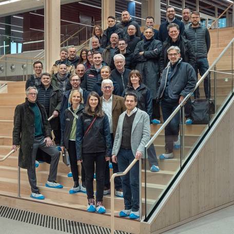 Gruppenbild der Projektbeteiligten von Kaufmann Bausysteme, PRIMUS developments, SBL Rostock, BImA und Generalzolldirektion. © 2026 Jan Bitter