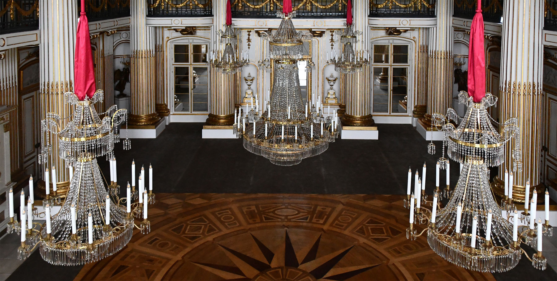 Die Kristallkronleuchter sind mit LED-Leuchtmitteln ausgestattet. © 2026 SBL Schwerin