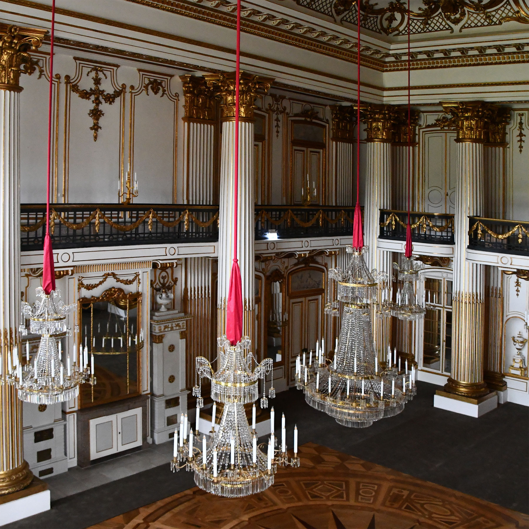 Die Kronleuchter sind herabgelassen. © 2026 SBL Schwerin