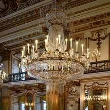 Kristallkronleuchter lassen den Saal erstrahlen © 2026 SBL Schwerin