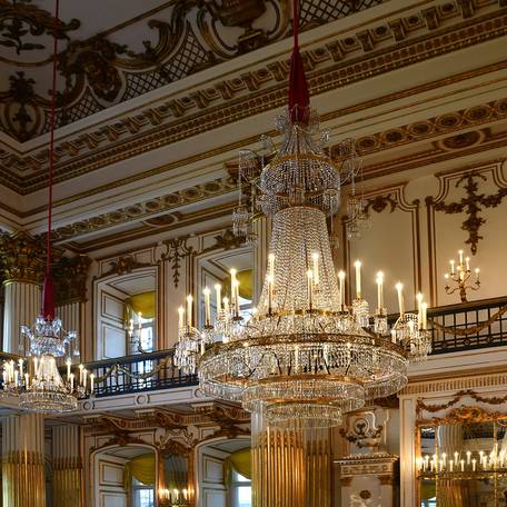 Kristallkronleuchter lassen den Saal erstrahlen © 2026 SBL Schwerin