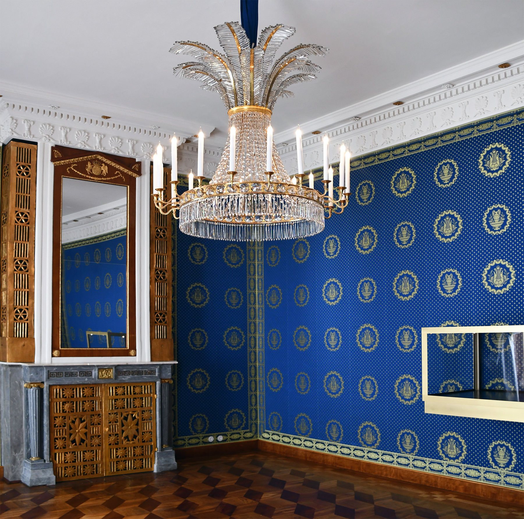 Kristallkronleuchter erstrahlen den Raum. © 2026 SBL Schwerin