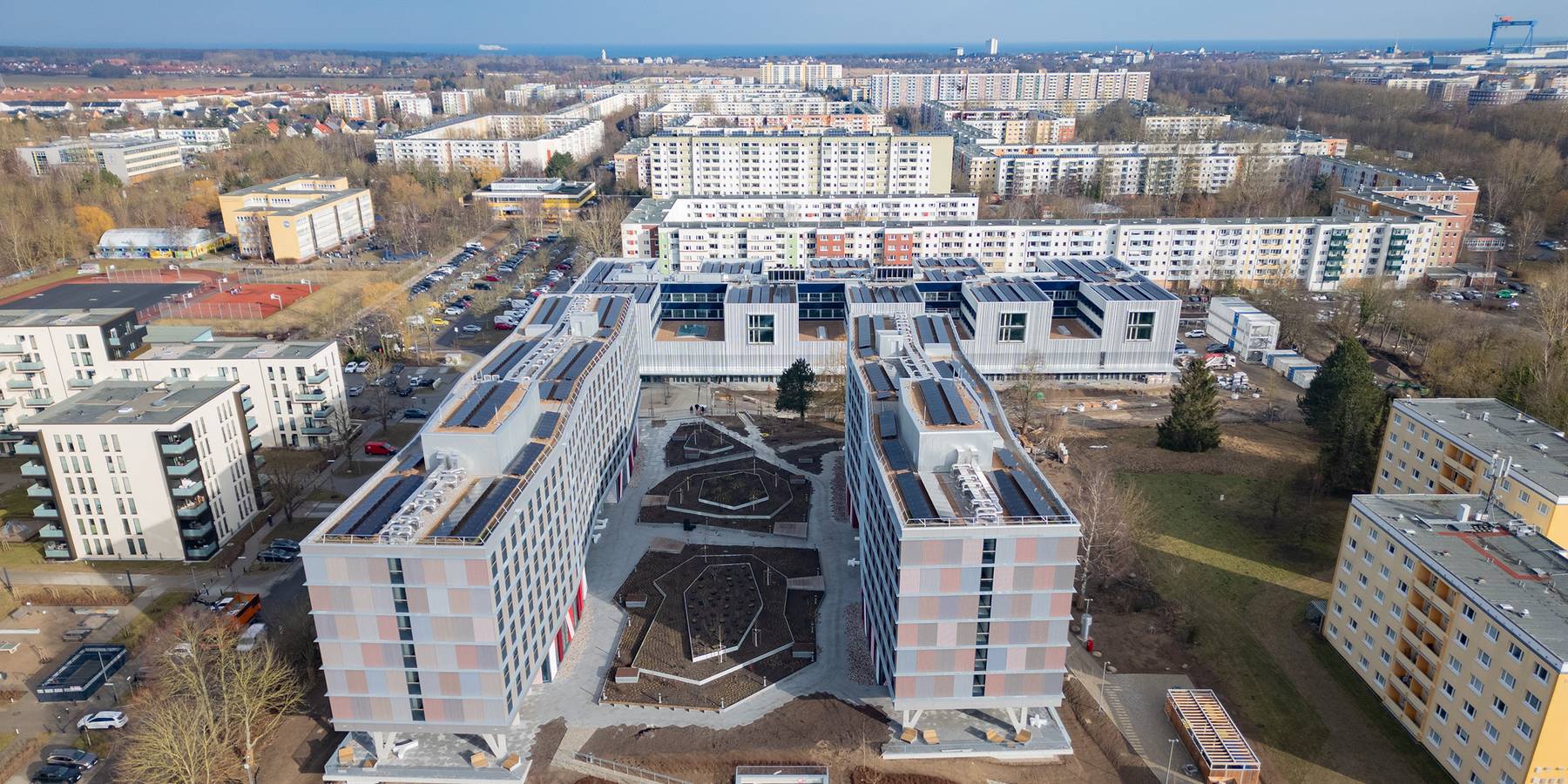 Gute Lage! Vorn der Campus, hinten die Ostsee. © 2026 Christian Hoffmann (SBL-MV / Ministerium für Finanzen und Digitalisierung MV)