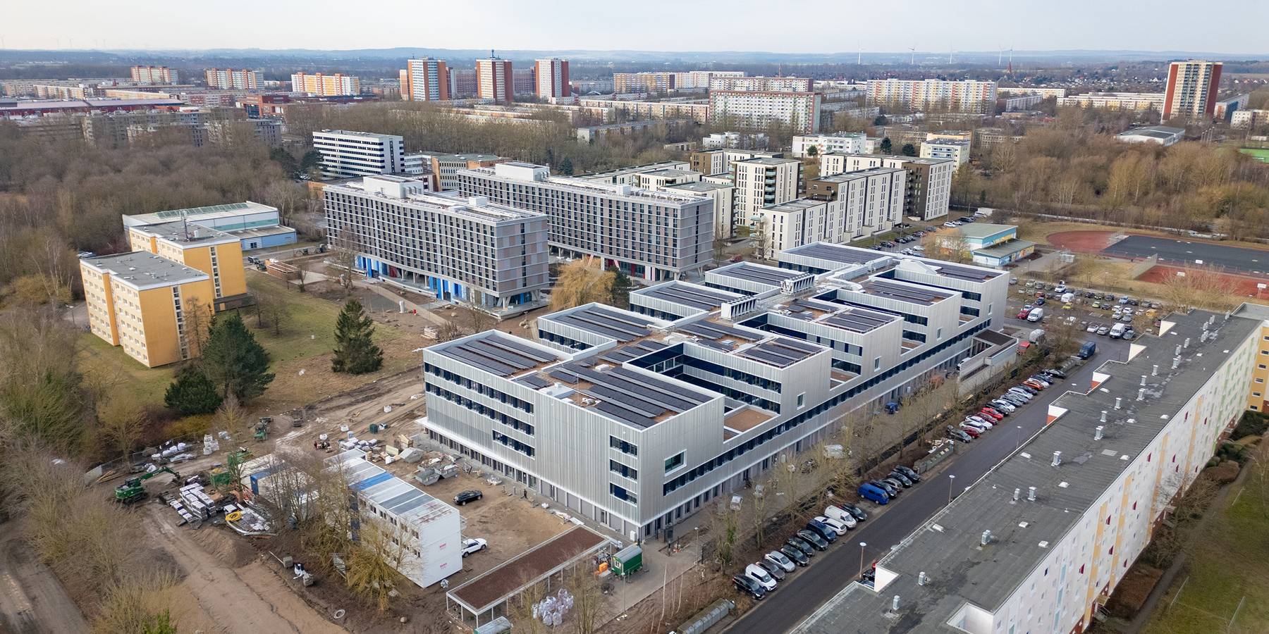 Der neue Campus ordnet sich zwischen Lütten Klein und Lichtenhagen in die Hanse- und Universitätsstadt Rostock ein. © 2026 Christian Hoffmann (SBL-MV / Ministerium für Finanzen und Digitalisierung MV)