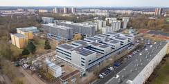 Der neue Campus ordnet sich zwischen Lütten Klein und Lichtenhagen in die Hanse- und Universitätsstadt Rostock ein. Am Tag der Architektur kann der Campus mit seinen Freianlagen besichtigt werden (Zugang zu den Lehr- und Wohngebäuden ist nicht möglich). © 2026 Christian Hoffmann (SBL-MV / Ministerium für Finanzen und Digitalisierung MV)