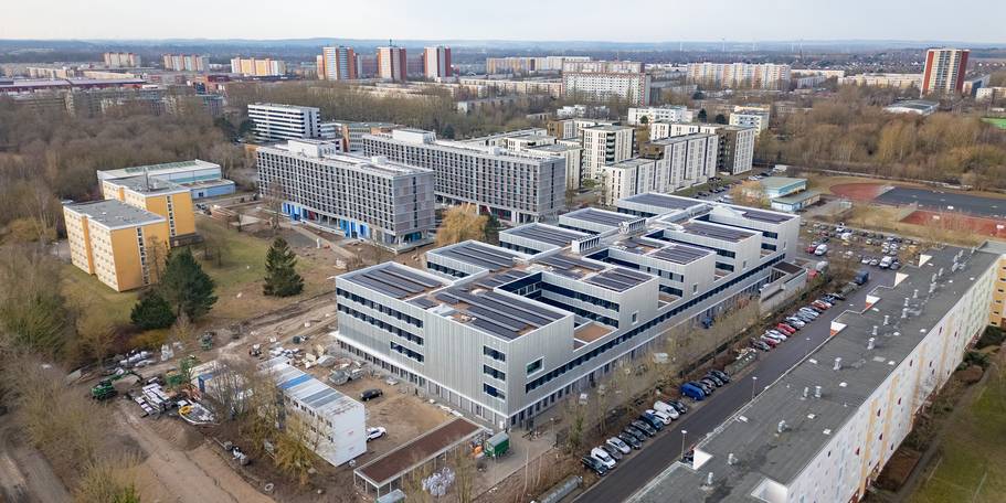 Der neue Campus ordnet sich zwischen Lütten Klein und Lichtenhagen in die Hanse- und Universitätsstadt Rostock ein. © 2026 Christian Hoffmann (SBL-MV / Ministerium für Finanzen und Digitalisierung MV)