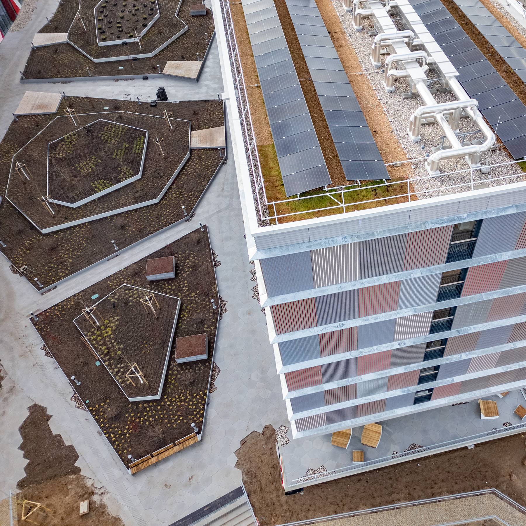 Nördliche Kante des westlichen Wohngebäudes - Technik auf dem Dach und Außenanlagen zum benachbarten östlichen Wohngebäude. © 2026 Christian Hoffmann (SBL-MV / Ministerium für Finanzen und Digitalisierung MV)