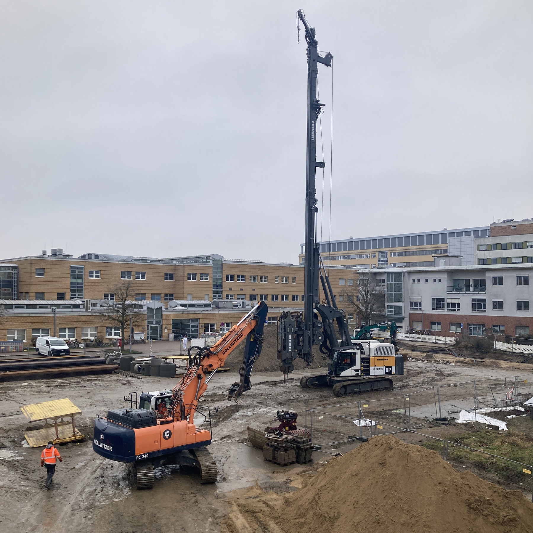 Im Januar 2026 wurde die Spundwand für die Baugrube gesetzt © 2026 KLEUSBERG GmbH   Co. KG, Wissen