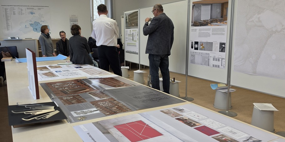 Das Preisgericht vor der Entscheidung über den Siegerentwurf. © 2026 SBL Neubrandenburg