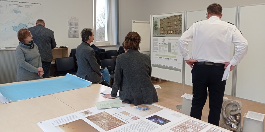 Das Preisgericht vor dem Siegerentwurf. © 2026 SBL Neubrandenburg