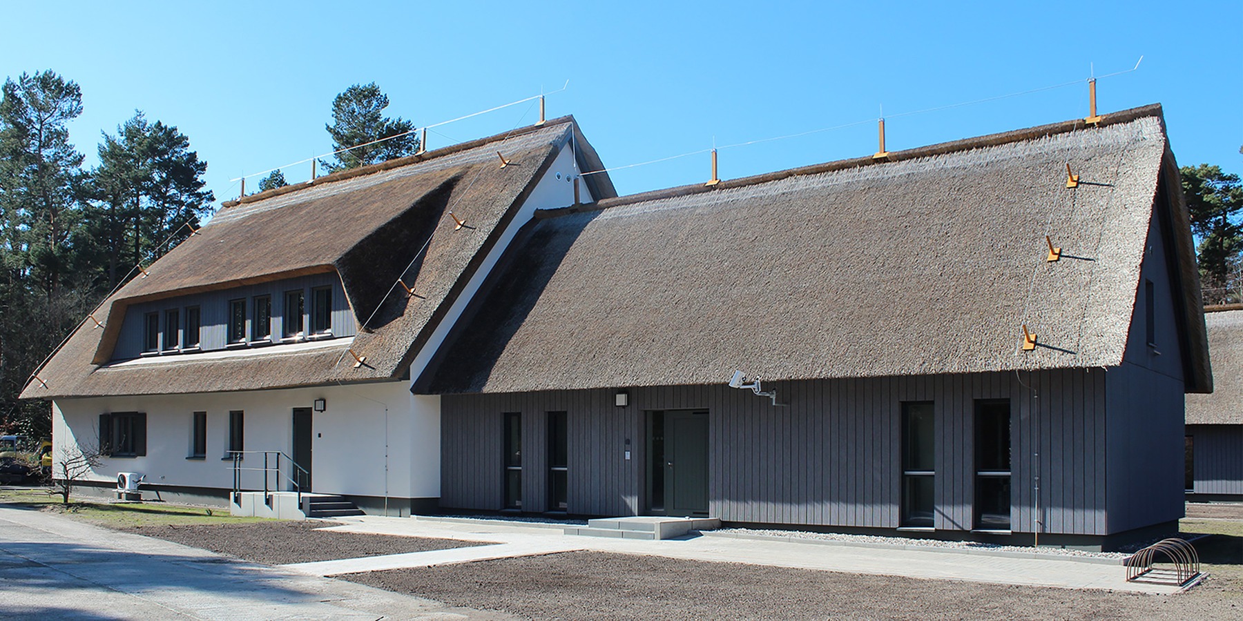 Ansicht Ost mit Haupthaus (links) und Anbau mit Praktikantenwohnungen (rechts) © 2026 SBL Greifswald