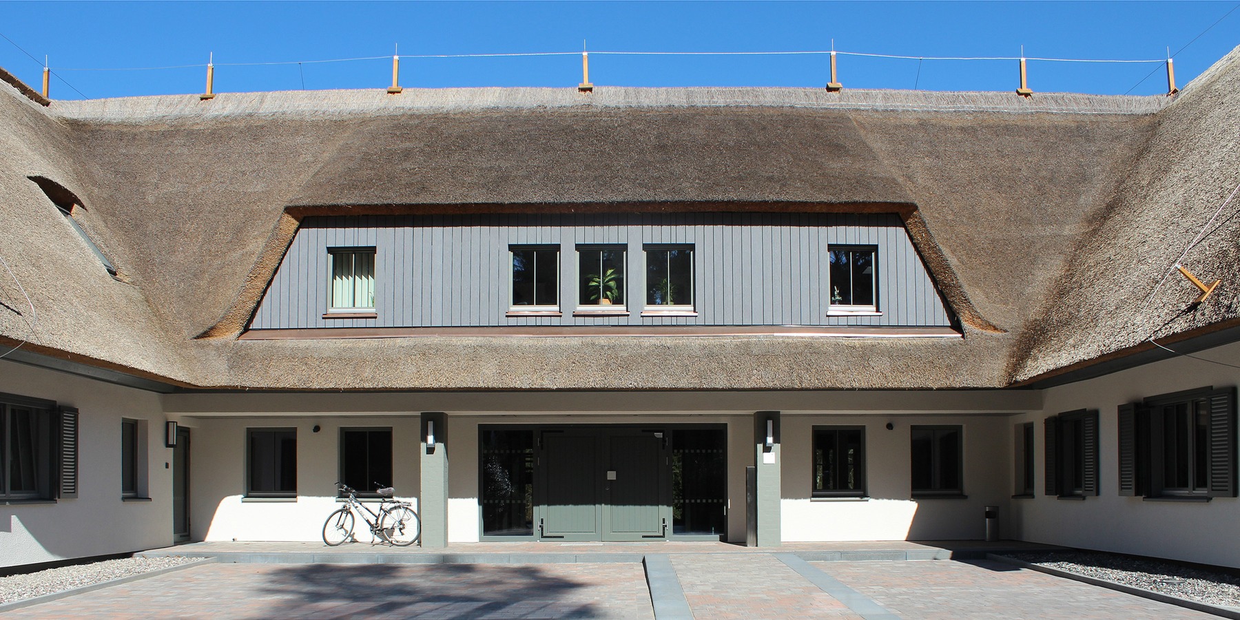 barrierefreier Haupteingang mit Rampe auf der Südseite © 2026 SBL Greifswald