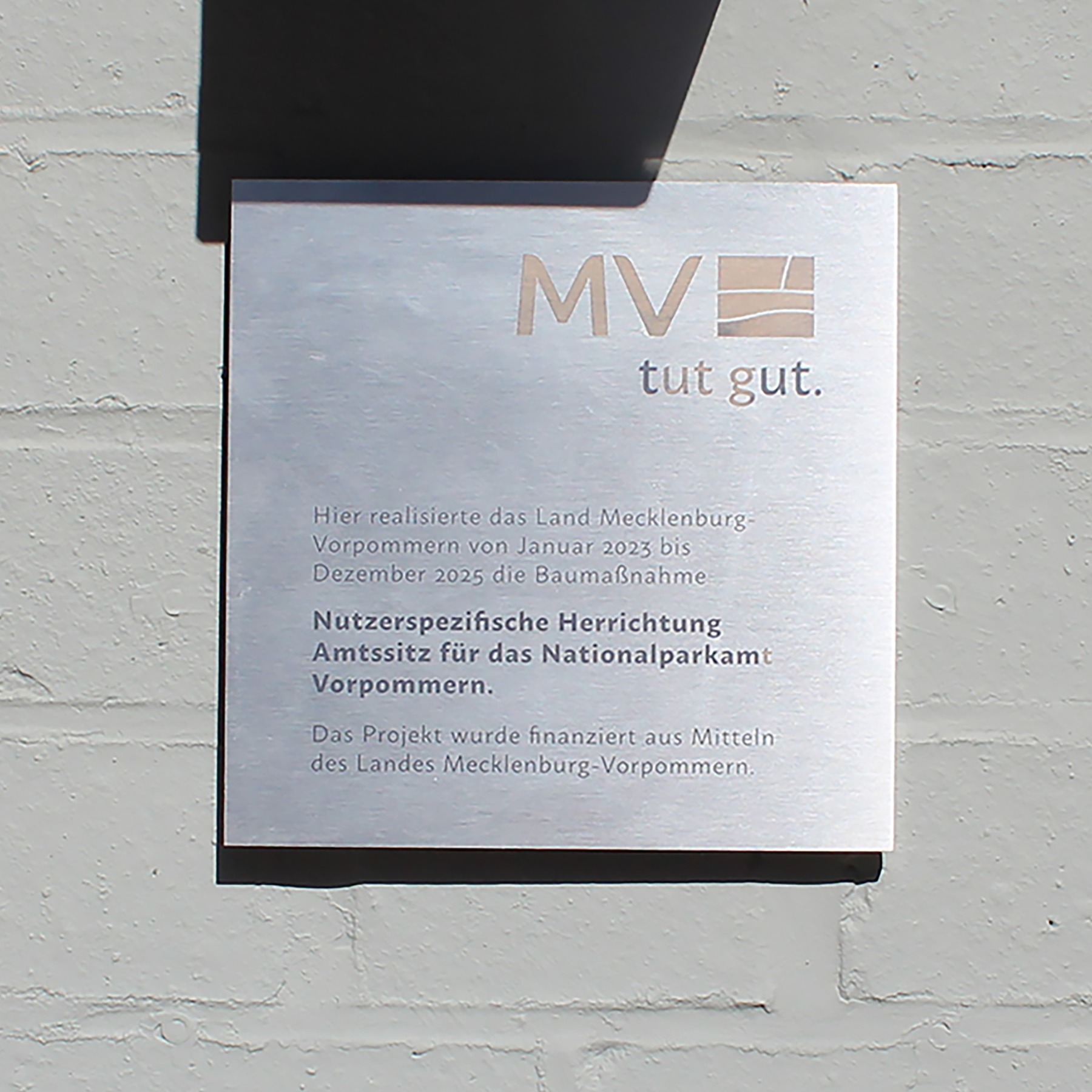 Eine Plakette am Haupteingang informiert über die finanzielle Förderung des Projektes © 2026 SBL Greifswald