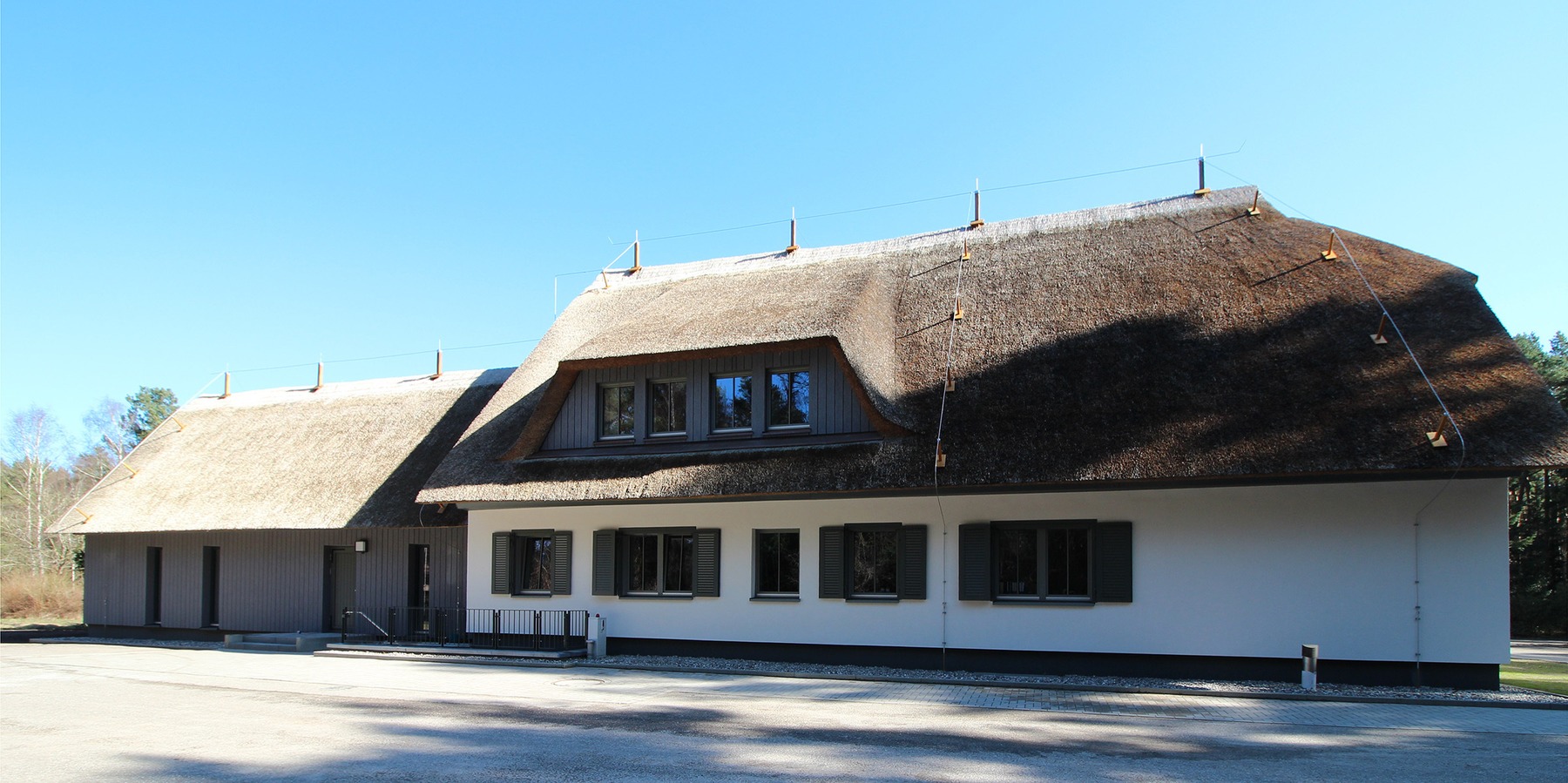 Ansicht West mit Hauptgebäude (rechts) und Anbau für Archivnutzung (links) © 2026 SBL Greifswald