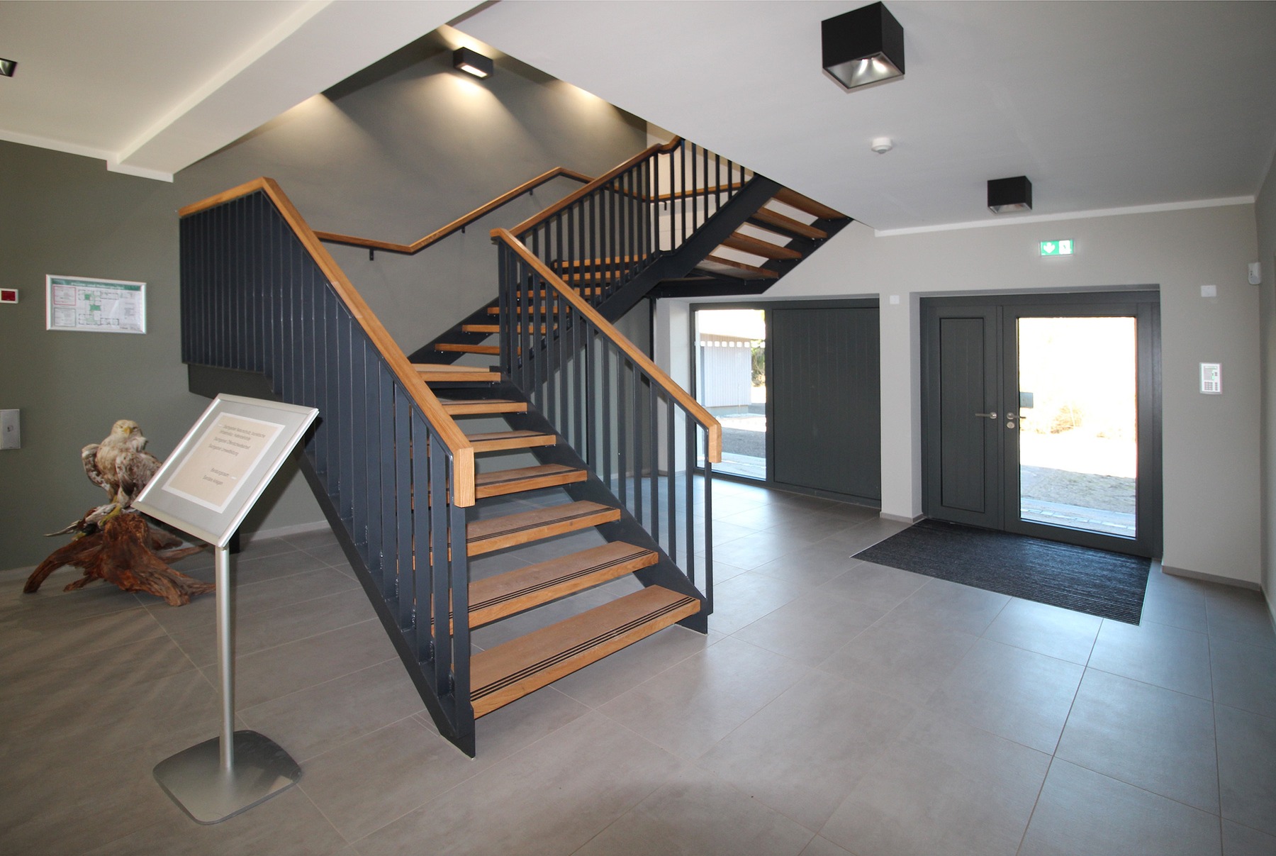 Flur und Treppenhaus im Erdgeschoss © 2026 SBL Greifswald