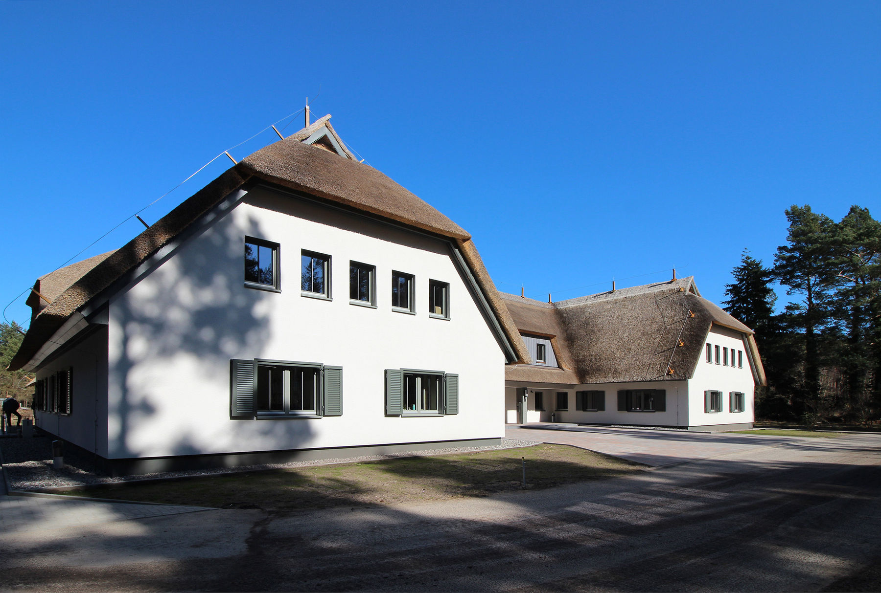 Blick aus Südwest auf das U-förmige Hauptgebäude © 2026 SBL Greifswald