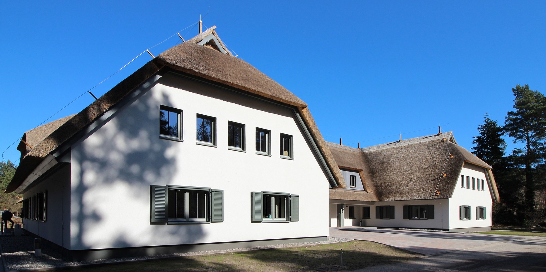 Blick aus Südwest auf das U-förmige Hauptgebäude © 2026 SBL Greifswald