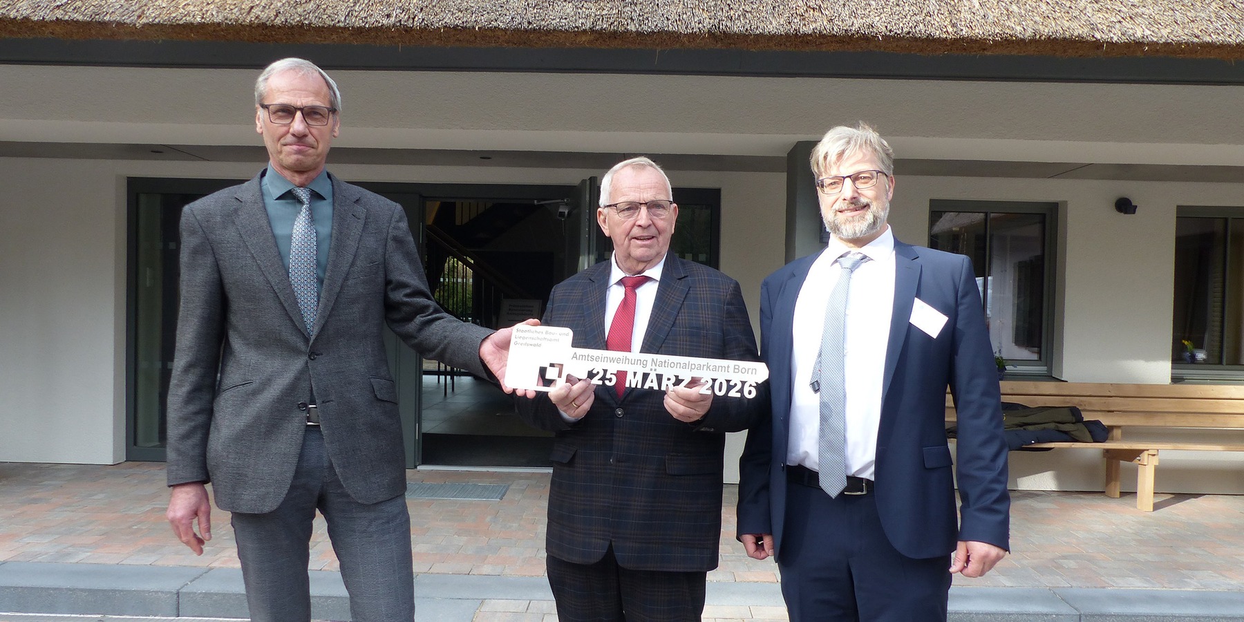 Die symbolische Schlüsselübergabe durch Stephan Aufdermauer, Leiter des SBL Greifswald, an Minister Dr. Till Backhaus ist vollzogen © 2026 SBL Greifswald