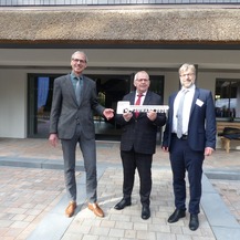 Die symbolische Schlüsselübergabe durch Stephan Aufdermauer, Leiter des SBL Greifswald, an Minister Dr. Till Backhaus ist vollzogen © 2026 SBL Greifswald