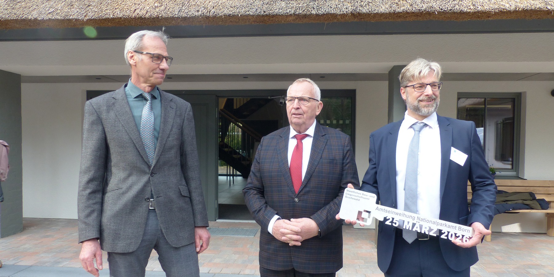 Glückliche Gesichter nach der Übernahme des symbolischen Schlüssels durch den Amtsleiter des NPA Gernot Haffner © 2026 SBL Greifswald