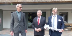 Glückliche Gesichter nach der Übernahme des symbolischen Schlüssels durch den Amtsleiter des NPA Gernot Haffner © 2026 SBL Greifswald