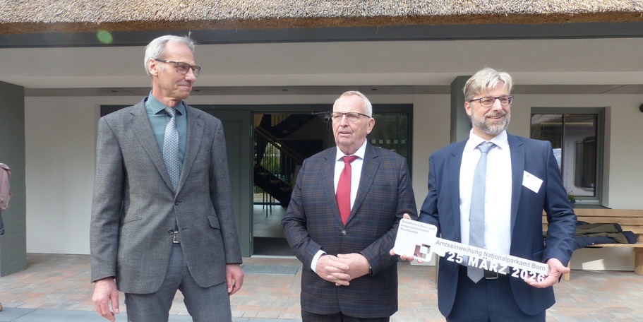 Glückliche Gesichter nach der Übernahme des symbolischen Schlüssels durch den Amtsleiter des NPA Gernot Haffner © 2026 SBL Greifswald