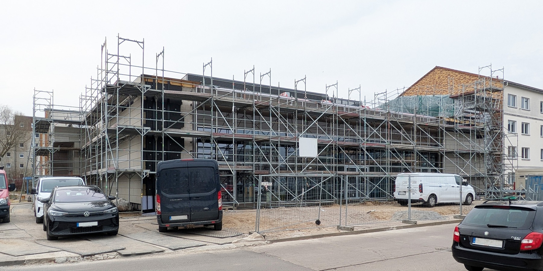Blick aus Nordost auf das eingerüstete Gebäude der alten Mensa - des zukünftigen digitalen Bildungszentrums © 2026 SBL Greifswald