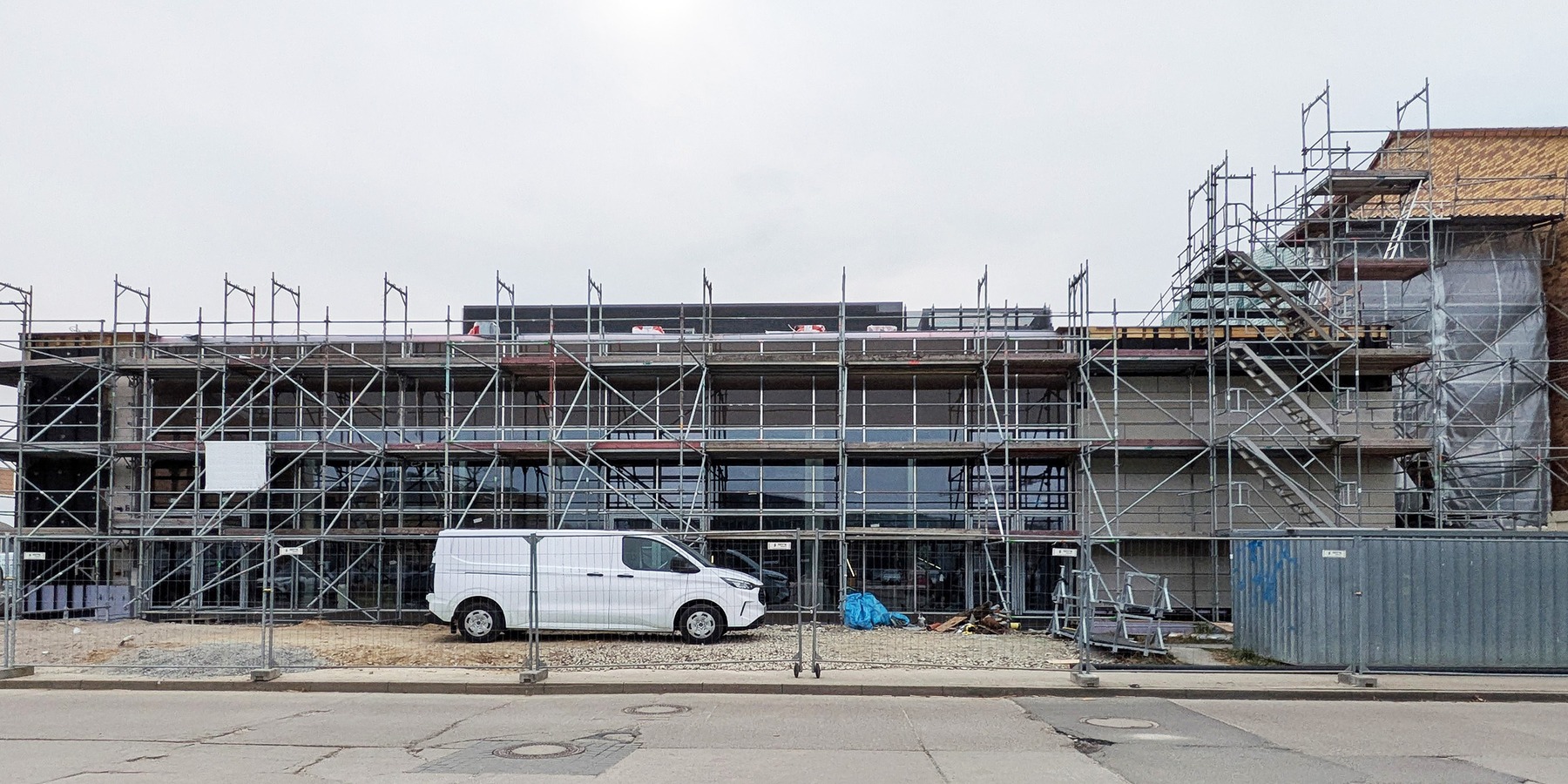 Ansicht Straßenseite des eingerüsteten Gebäudes © 2026 SBL Greifswald