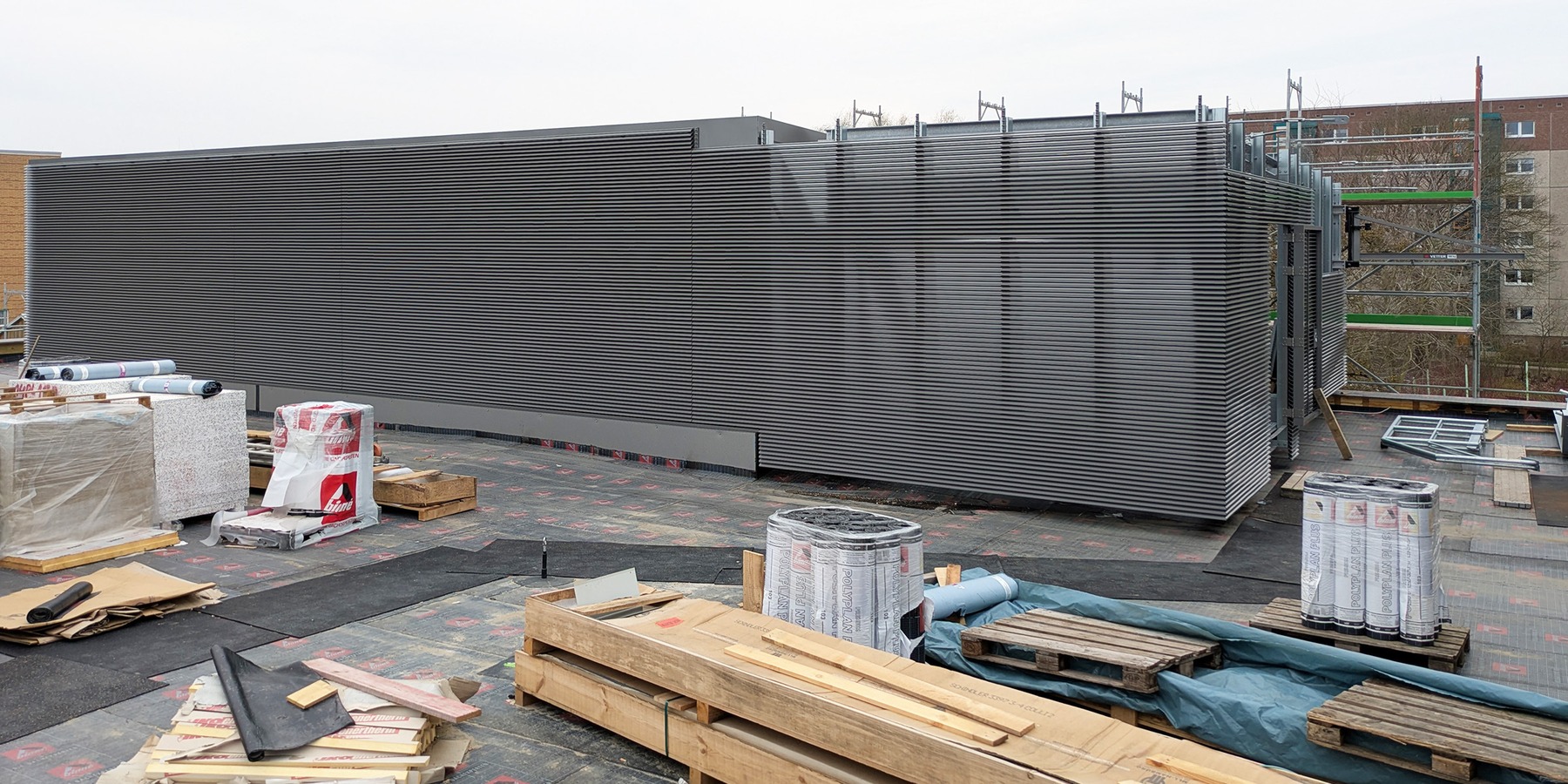 Technikzentrale auf dem Dach - hier ist die neue Lüftungs- und Kühltechnik untergebracht © 2026 SBL Greifswald