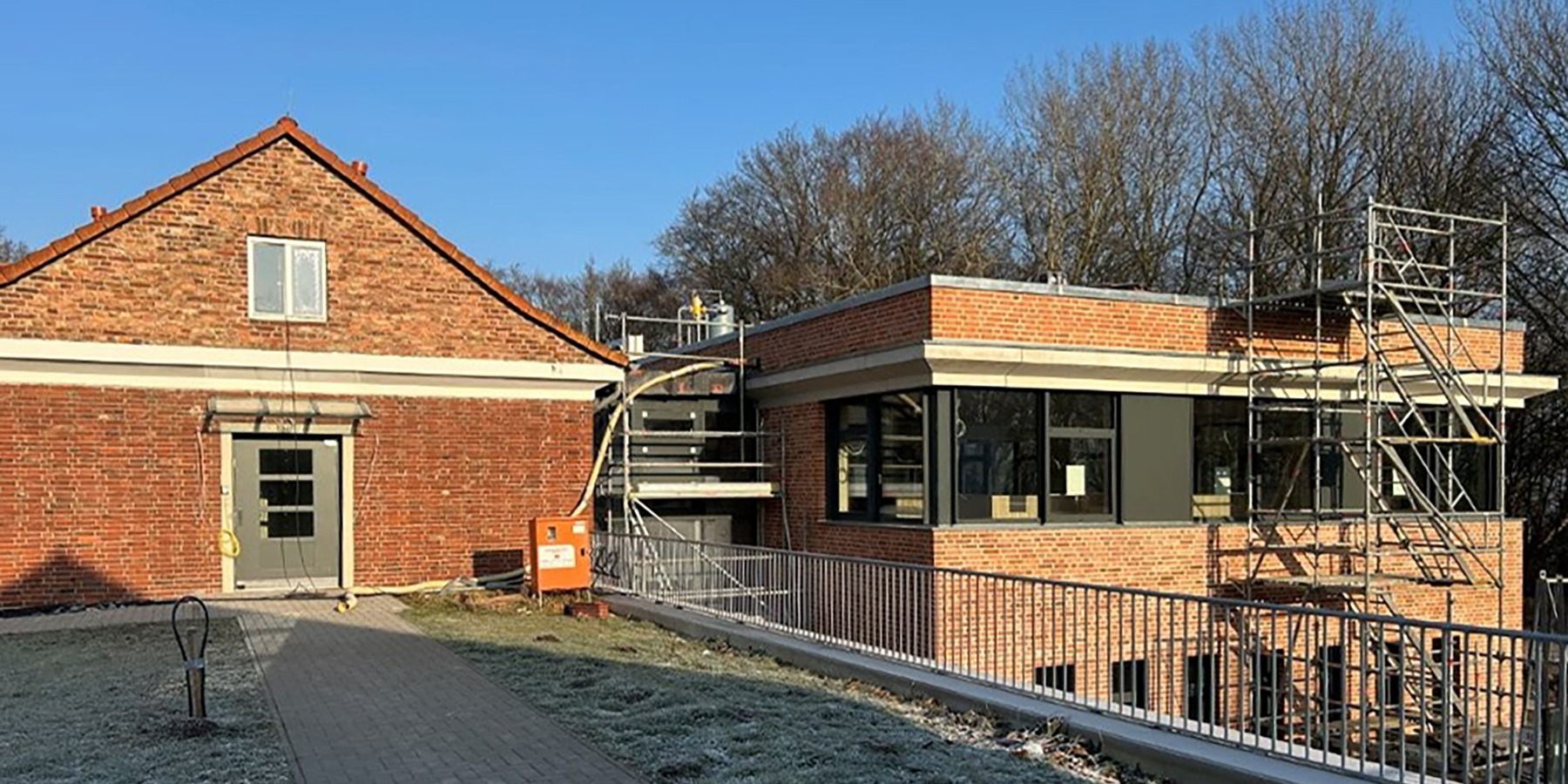 Bestandsgebäude Hochschulbibliothek Haus 2 (links) mit Erweiterungsneubau - Bautenstand Februar 2026 © 2026 Warnkross.Kartheus.Architekten.PartGmbB Stralsund