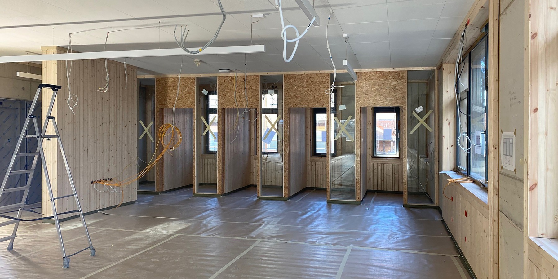 Innenausbau im Erdgeschoss des Neubaus - zukünftiger Freihandbereich mit 5 Einzelarbeitsplätzen in Carrels - Bautenstand Februar 2026 © 2026 SBL Greifswald
