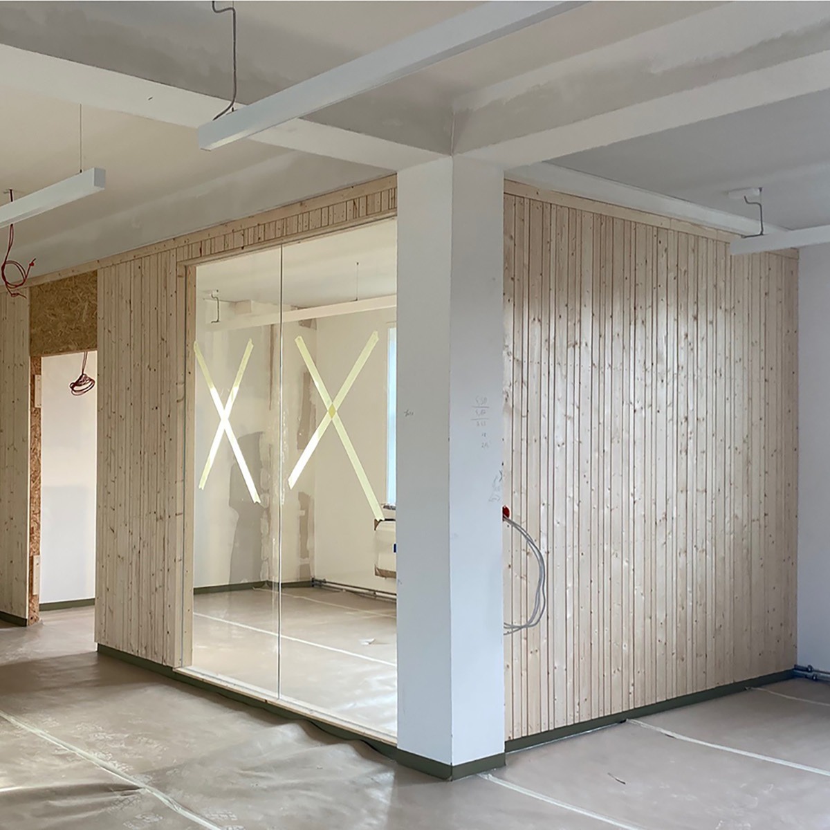 Innenausbau im Dachgeschoss des Bestandsgebäudes - hier entstehen moderne Büroräume - Bautenstand Februar 2026 © 2026 SBL Greifswald
