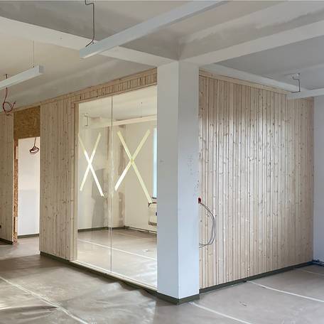 Innenausbau im Dachgeschoss des Bestandsgebäudes - hier entstehen moderne Büroräume - Bautenstand Februar 2026 © 2026 SBL Greifswald