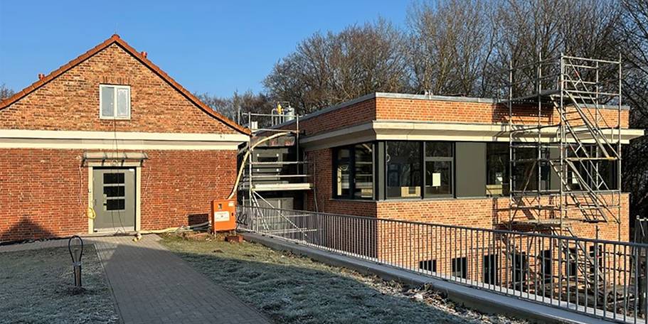 Hochschulbibliothek Bestandsgebäude Haus 2 (links) mit Erweiterungsneubau - Bautenstand Februar 2026 © 2026 Warnkross.Kartheus.Architekten.PartGmbB Stralsund
