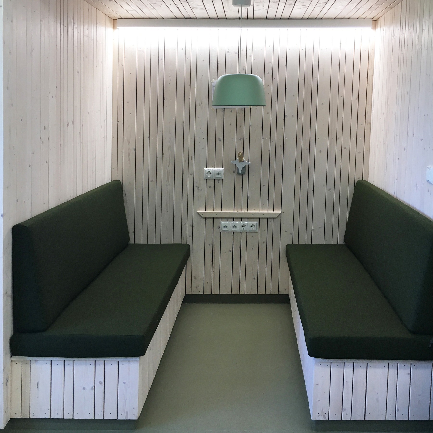 6 offene Cubes im Untergeschoss des Altbaus stehen als Pausen-, Kommunikations- und Aufenthaltsfläche zur Verfügung © 2026 SBL Greifswald