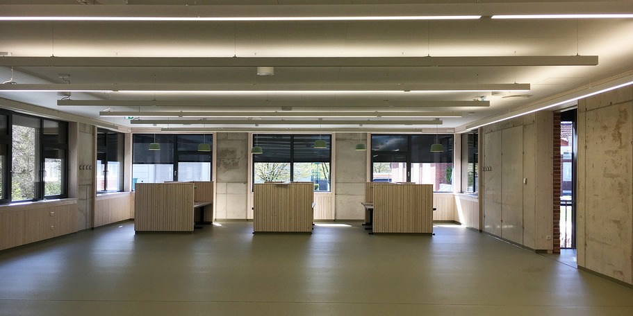 Freihandbereich im Erdgeschoss mit Einzelarbeitsplätzen, noch ohne Bücher - Bautenstand Ende April 2026 © 2026 SBL Greifswald