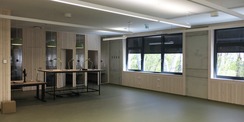 Freihandbereich im Erdgeschoss - noch ohne Bücher, im Hintergrund Carrels mit Einzelarbeitsplätzen - Bautenstand Ende April 2026 © 2026 SBL Greifswald