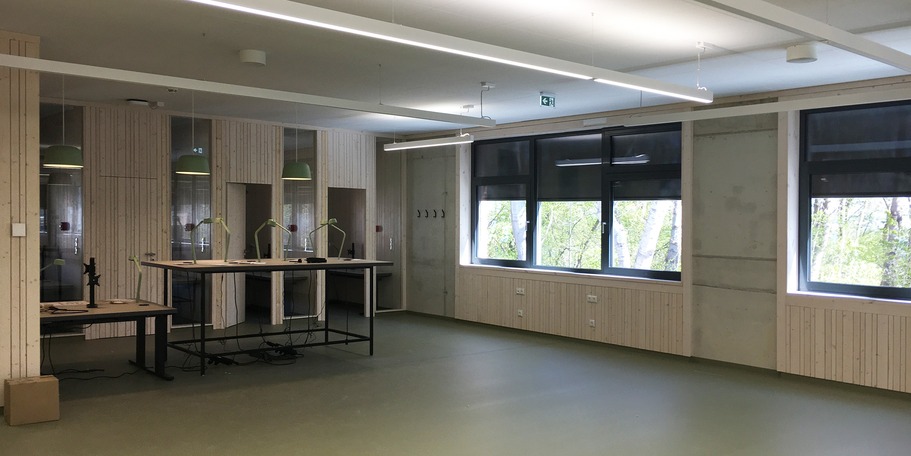 Freihandbereich im Erdgeschoss - noch ohne Bücher, im Hintergrund Carrels mit Einzelarbeitsplätzen - Bautenstand Ende April 2026 © 2026 SBL Greifswald