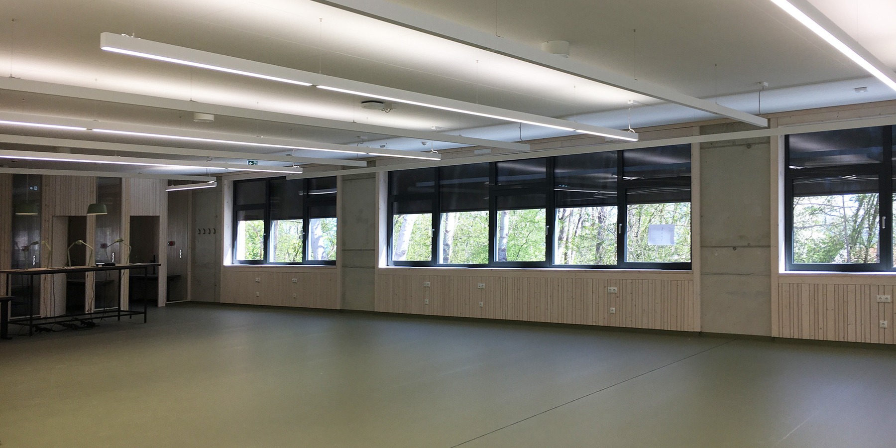 Freihandbereich im Erdgeschoss - noch ohne Bücher, im Hintergrund links Carrels mit Einzelarbeitsplätzen - Bautenstand Ende April 2026 © 2026 SBL Greifswald