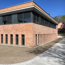 Blick auf den fertiggestellten Neubau - im Hintergrund links der Altbau der Hochschulbibliothek © 2026 SBL Greifswald