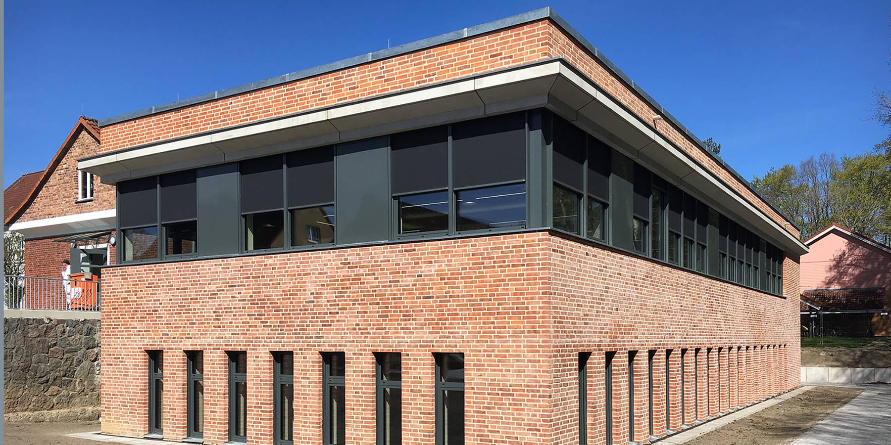 Blick auf den fertiggestellten Neubau - im Hintergrund links der Altbau der Hochschulbibliothek © 2026 SBL Greifswald
