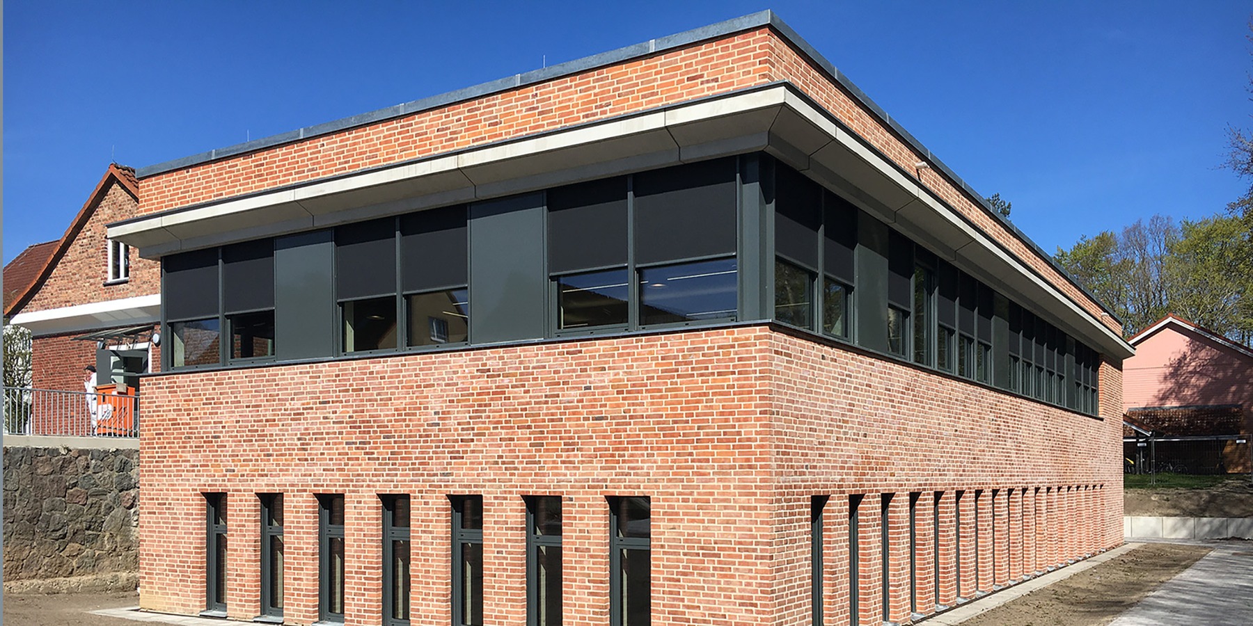 Blick auf den fertiggestellten Neubau - im Hintergrund links der Altbau der Hochschulbibliothek © 2026 SBL Greifswald