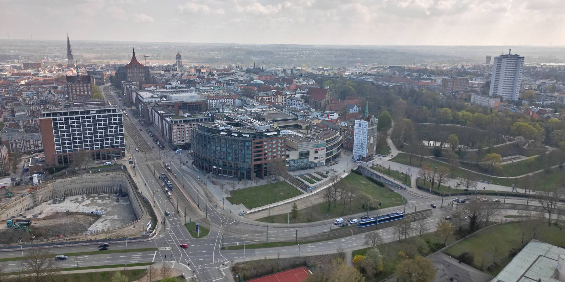 Rostock: Veranstaltungsort für den Tag der Bauwirtschaft MV am 17. April 2026 war das Scan-Hotel (Bildmitte, rechts neben der Straße) © 2026 Christian Hoffmann (SBL-MV / Ministerium für Finanzen und Digitalisierung MV)