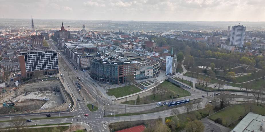 Rostock: Veranstaltungsort für den Tag der Bauwirtschaft MV am 17. April 2026 war das Scan-Hotel (Bildmitte, rechts neben der Straße) © 2026 Christian Hoffmann (SBL-MV / Ministerium für Finanzen und Digitalisierung MV)