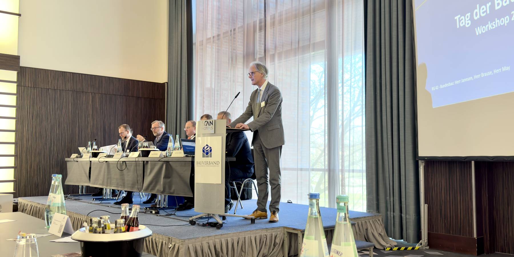 Uwe Jannsen leitet die Referatsgruppe Bundesbau in der SBL-MV und hier bei seinem Redebeitrag zum Workshop. © 2026 Christian Hoffmann (SBL-MV / Ministerium für Finanzen und Digitalisierung MV)