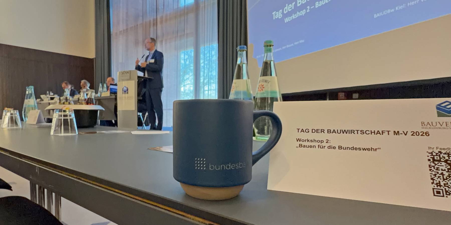 Das schmeckt: Redebeitrag von Finanzminister Dr. Heiko Geue und frisch gebrühter Kaffee beim Workshop  Bauen für die Bundeswehr . © 2026 Christian Hoffmann (SBL-MV / Ministerium für Finanzen und Digitalisierung MV)