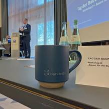 Das schmeckt: Redebeitrag von Finanzminister Dr. Heiko Geue und frisch gebrühter Kaffee beim Workshop  Bauen für die Bundeswehr . © 2026 Christian Hoffmann (SBL-MV / Ministerium für Finanzen und Digitalisierung MV)