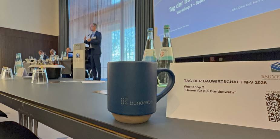 Das schmeckt: Redebeitrag von Finanzminister Dr. Heiko Geue und frisch gebrühter Kaffee beim Workshop  Bauen für die Bundeswehr . © 2026 Christian Hoffmann (SBL-MV / Ministerium für Finanzen und Digitalisierung MV)