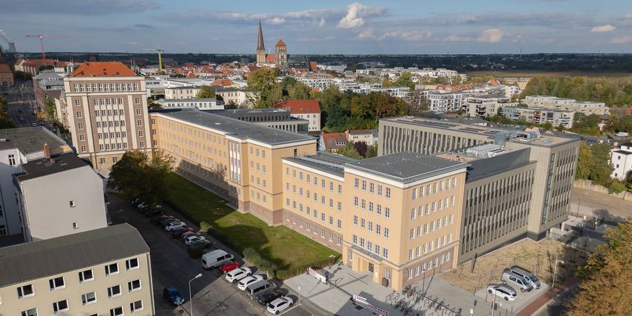 Ausflug am Nachmittag zum Behördenzentrum in der Blücherstraße mit Photovoltaik auf dem Dach, Geothermie in der Erde und komplexer Gebäudetechnik im Keller © 2026 Christian Hoffmann (SBL-MV / Ministerium für Finanzen und Digitalisierung MV)